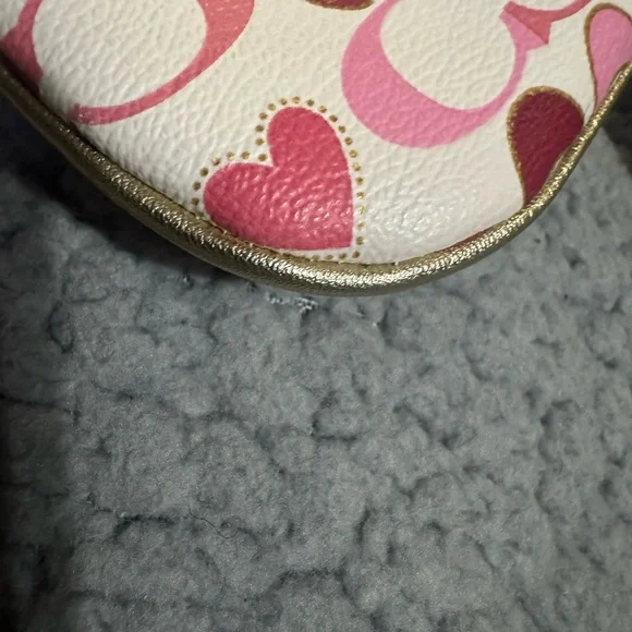 Coach Poppy Pink/Heart Printed WristletEUC (dust bag included)